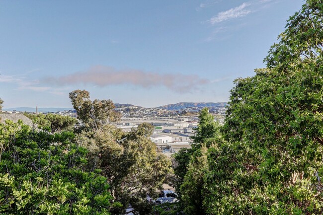 Building Photo - 2 Bed / 1 Bath townhome in sunny Potrero H...