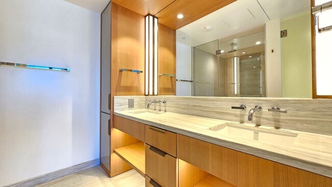 Building Photo - Victoria Place Furnished 2bdrm/2ba/2pkg