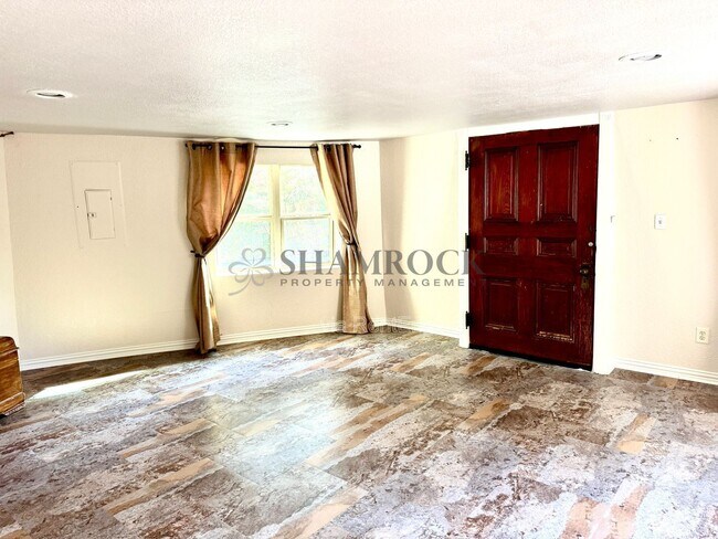 Building Photo - 2400 Lindsey Hollow Rd