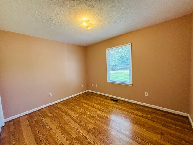 Building Photo - 1302 Sandy Cir