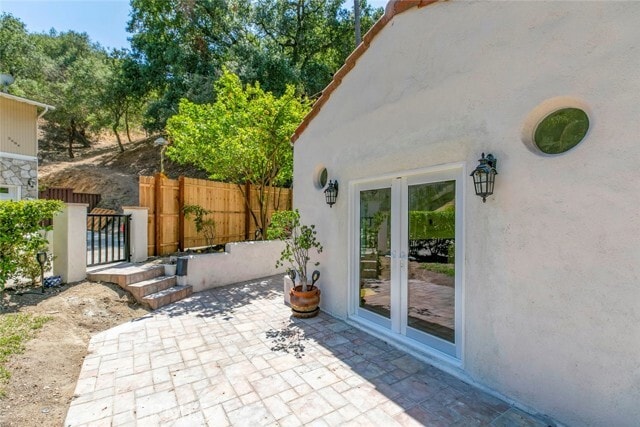 Building Photo - 2644 E Chevy Chase Dr