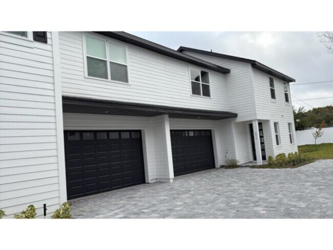 Building Photo - Great 3 bed 2.5 bath Duplex with Den and FENCED patio