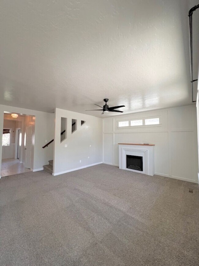 Building Photo - Beautiful 4 Bed, 2.5 Bath Plus Office in S...