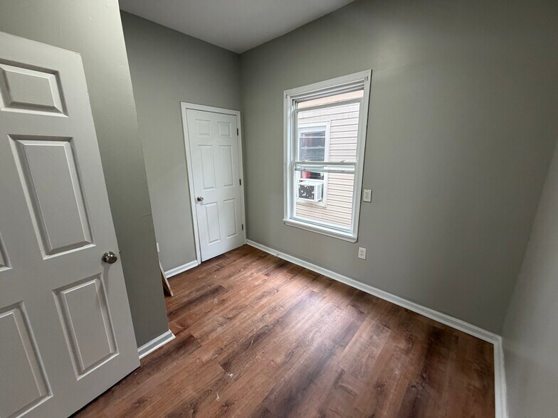 Building Photo - 100 Warren St