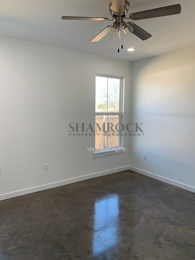 Building Photo - 113 N Van Buren Ave