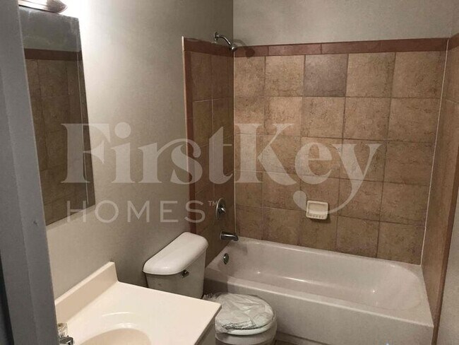 Building Photo - 4018 Glenroy Dr