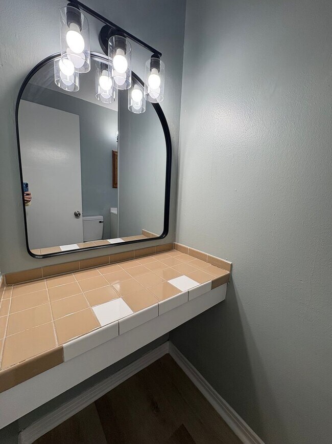 Building Photo - Amazing 4 bedroom/2 bath Home with Fireplace and Central Air & Heat!