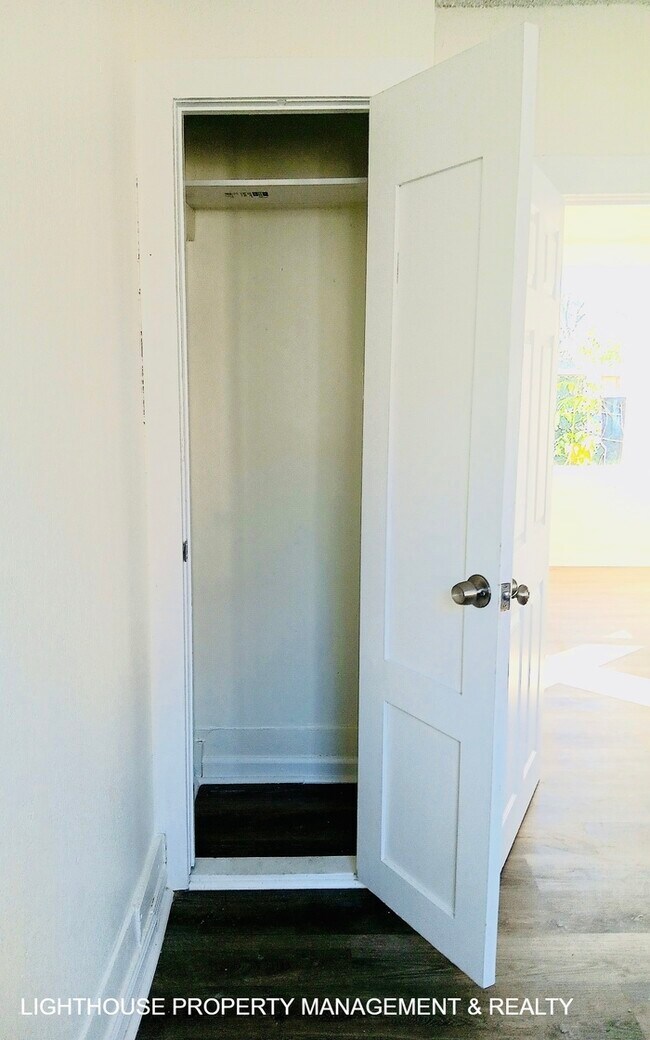 Building Photo - 3 Bed/1 Bath Craftsman Style Home!