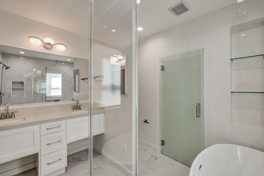 Building Photo - 5348 Thornburn St