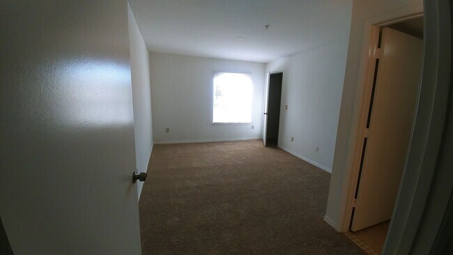 Building Photo - 3rd floor 2bed 2 bath on golf course