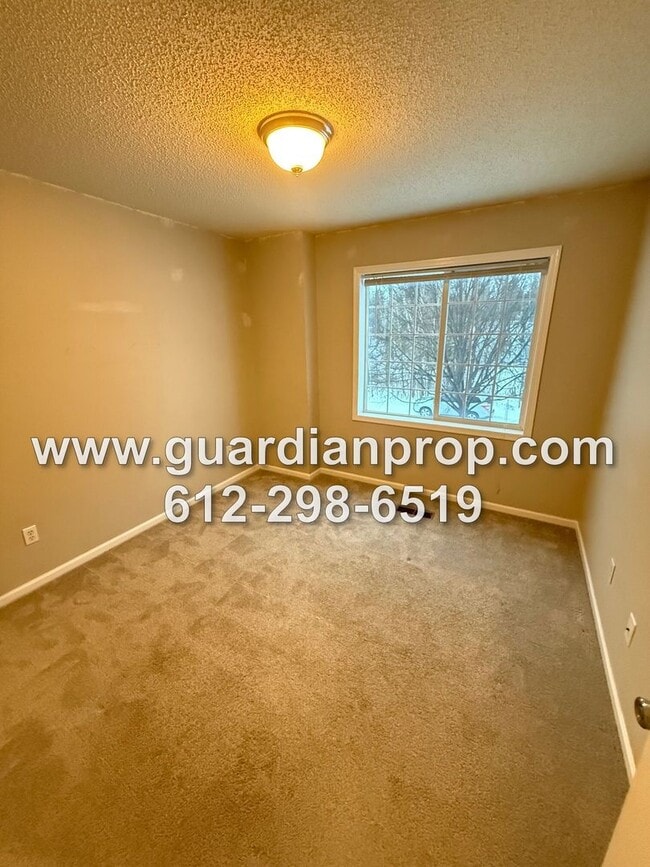 Building Photo - End Unit Townhouse on Secluded Drive Available Now, Updated Kitchen & Baths, Large Primary Suite