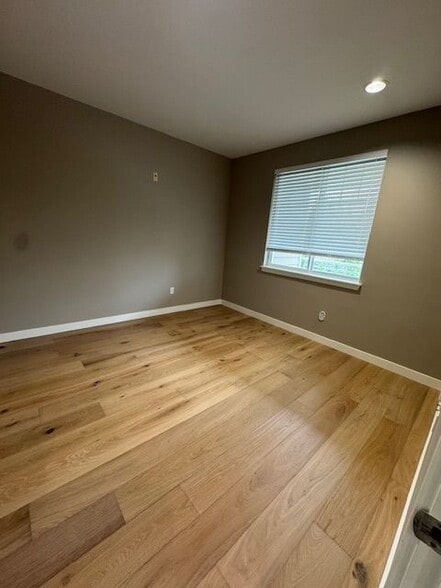 Building Photo - 3500 E Lake Sammamish Pkwy SE