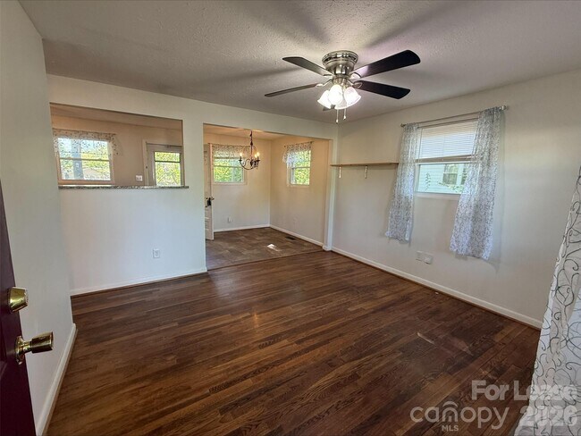 Building Photo - 910 Edgemont Ave