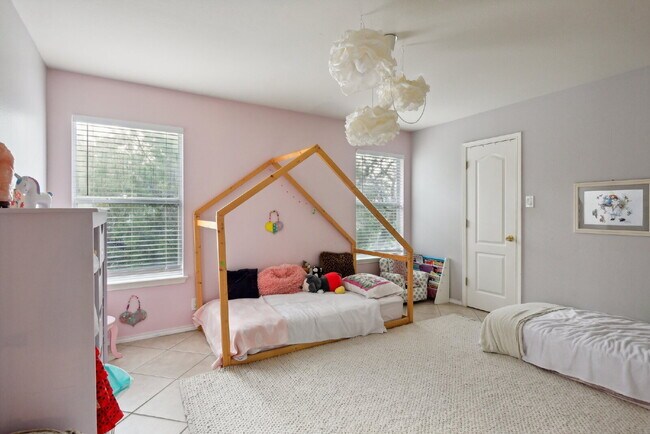 Building Photo - "Discover Comfort & Style: Spacious 3-Bedr...
