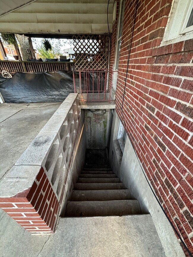 Building Photo - 3 bedroom 2 bathrooms