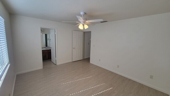 Building Photo - Sunnyside & Montero