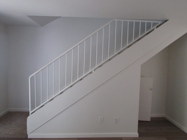 Stairs - 4031 Franklin Ave