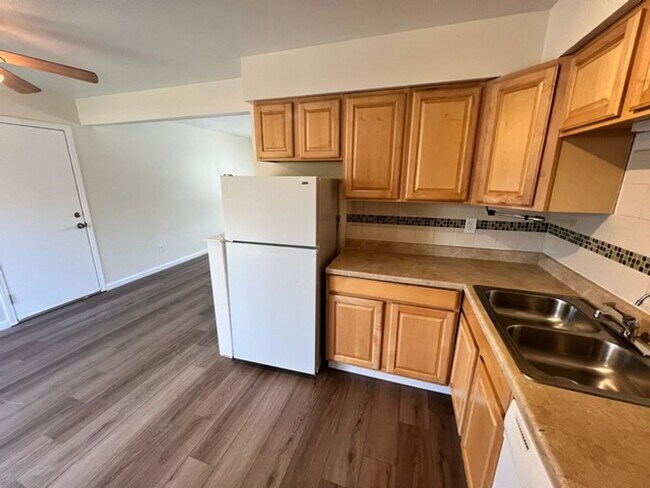Building Photo - Refreshed Two Bedroom Sparks Duplex