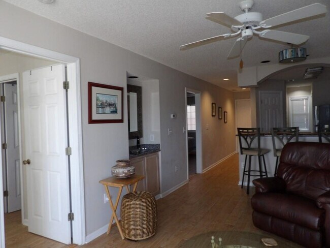 Building Photo - 4622 Greenbriar Dr