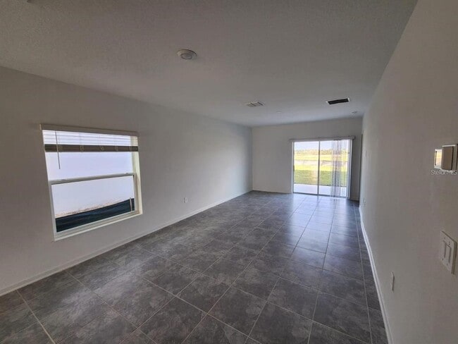 Building Photo - 2713 Runners Cir
