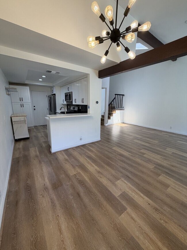 Building Photo - Updated modern townhouse 3 bed 1.5 bath