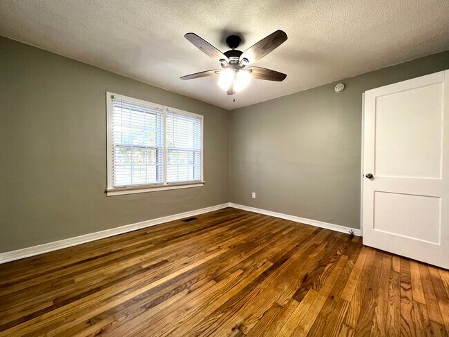 Building Photo - 3033 Lake Ave