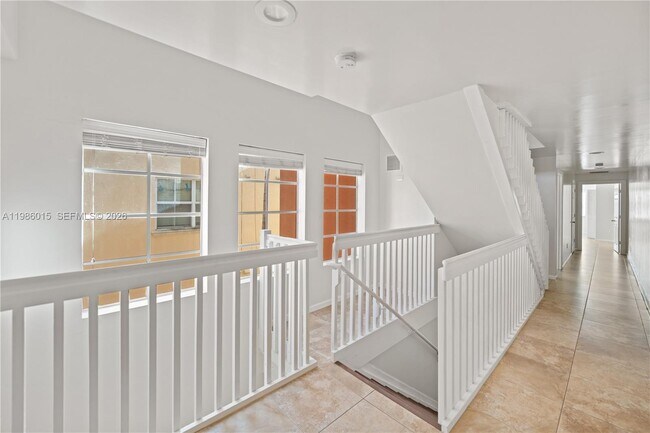 Building Photo - 819 SW 7th Ave