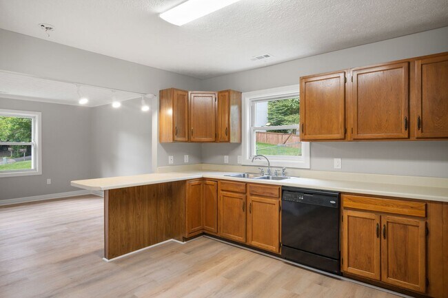Building Photo - 3 bed/ 2 1/2 bath pet friendly fenced yard