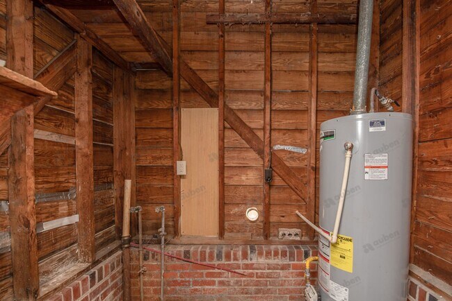 Building Photo - Newly Renovated & Spacious Home w/ Bonus Room