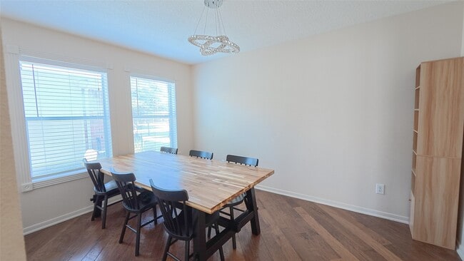 Building Photo - 2843 Oakland Brook St