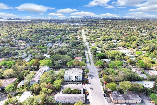 Building Photo - 12101 NE 6th Ave