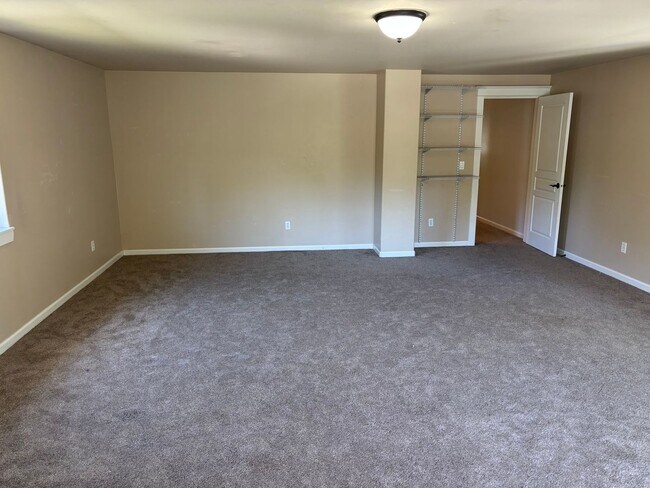 Building Photo - 3 Bedroom House with Large Bonus Room and ...
