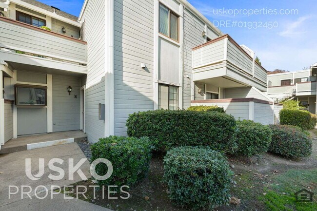 Building Photo - "Spacious 3-Bed Condo with 2 Baths in Citr...