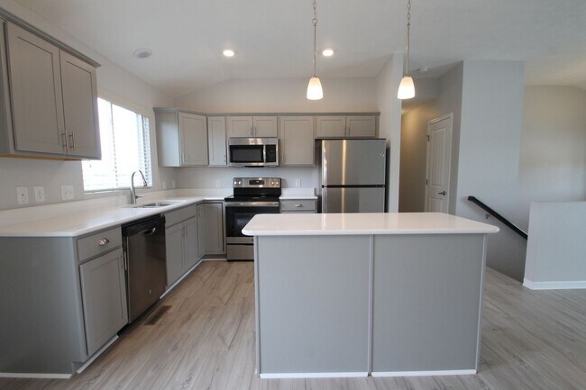 Building Photo - Fall Move In Special!!!  1/2 Off 1st Month...