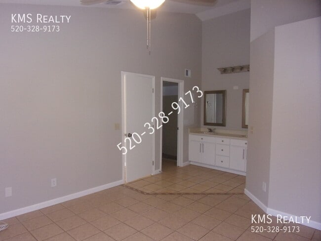 Building Photo - 3 Bedroom 2 Bath- 10048 E Desert Aire Driv...