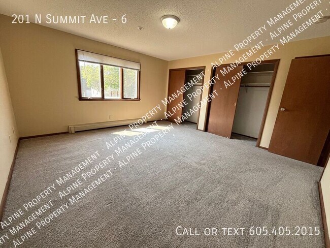Building Photo - 201 N Summit Ave