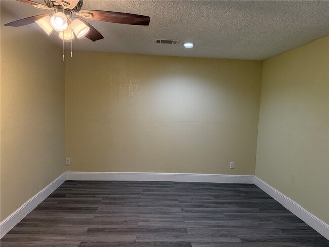 Building Photo - 2501 Maple St