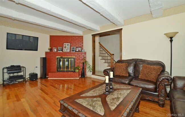 Building Photo - 327 Town Line Rd