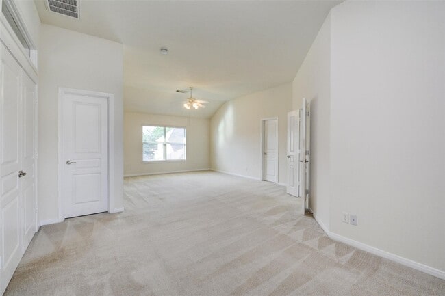 Building Photo - 9115 Memorial Valley Dr