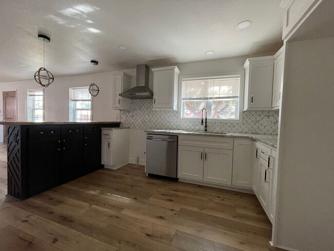 Building Photo - Fresh-Start Haven – Move-In Ready 3-Bed Gem!