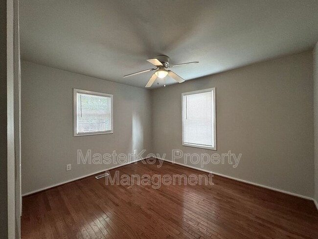 Building Photo - 1709 Oakwood Ave