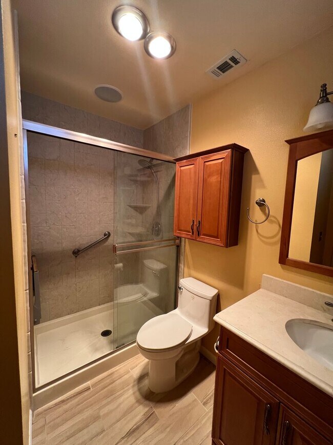 Building Photo - Beautiful upgraded 3b/2b home for rent in ...