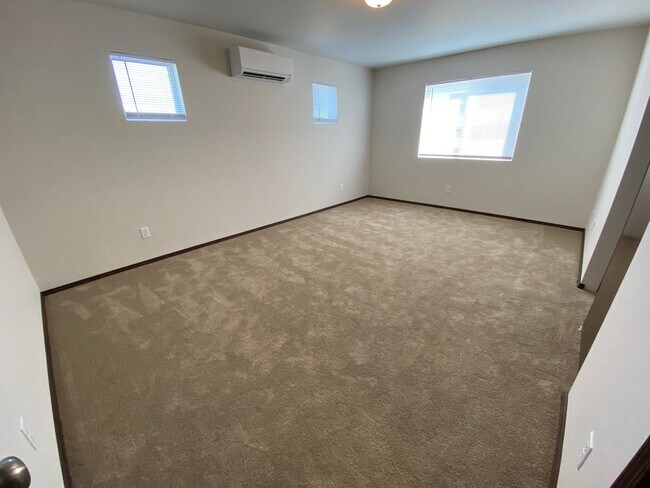 Building Photo - Newer, Spacious 5 Bedroom 3 Bed House!