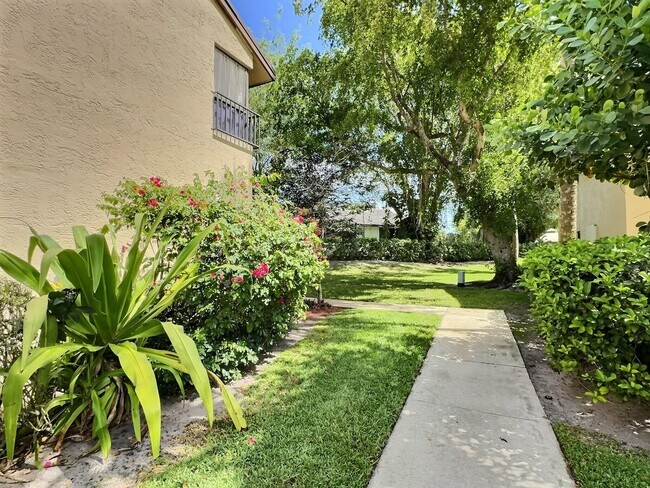 Building Photo - 3831 Cocoplum Cir