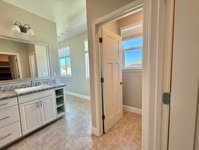 Building Photo - 1561 Osborn Dr