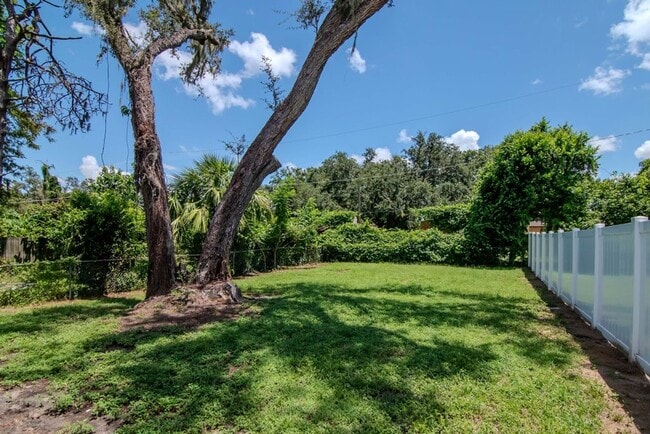 Building Photo - Move-In Incentive! Updated 2/1 Brandon Duplex — Half Off December Rent