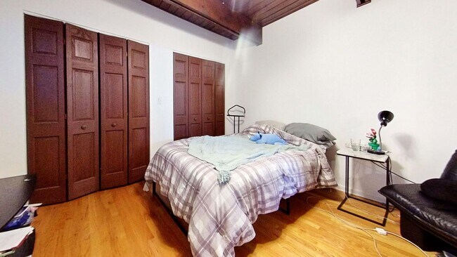 Building Photo - East Lakeview Duplexed Two Bedroom Two Bath