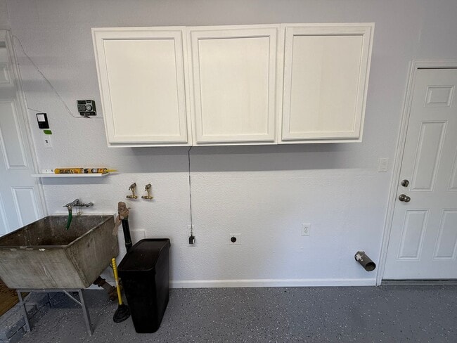 Building Photo - Updated single story home!