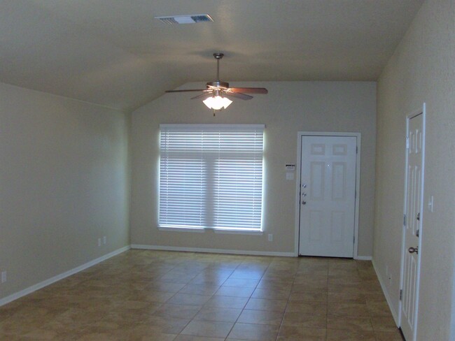 Building Photo - Adorable 2 Bed/2 Bath Duplex in Trimmier Estates!