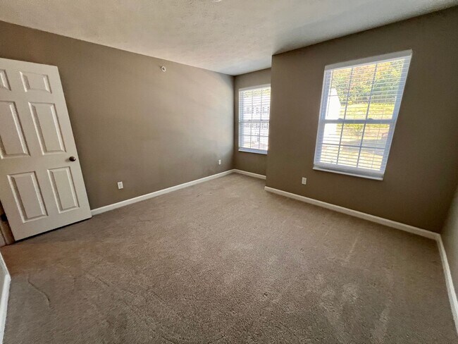 Building Photo - 2105 Canterbury Dr
